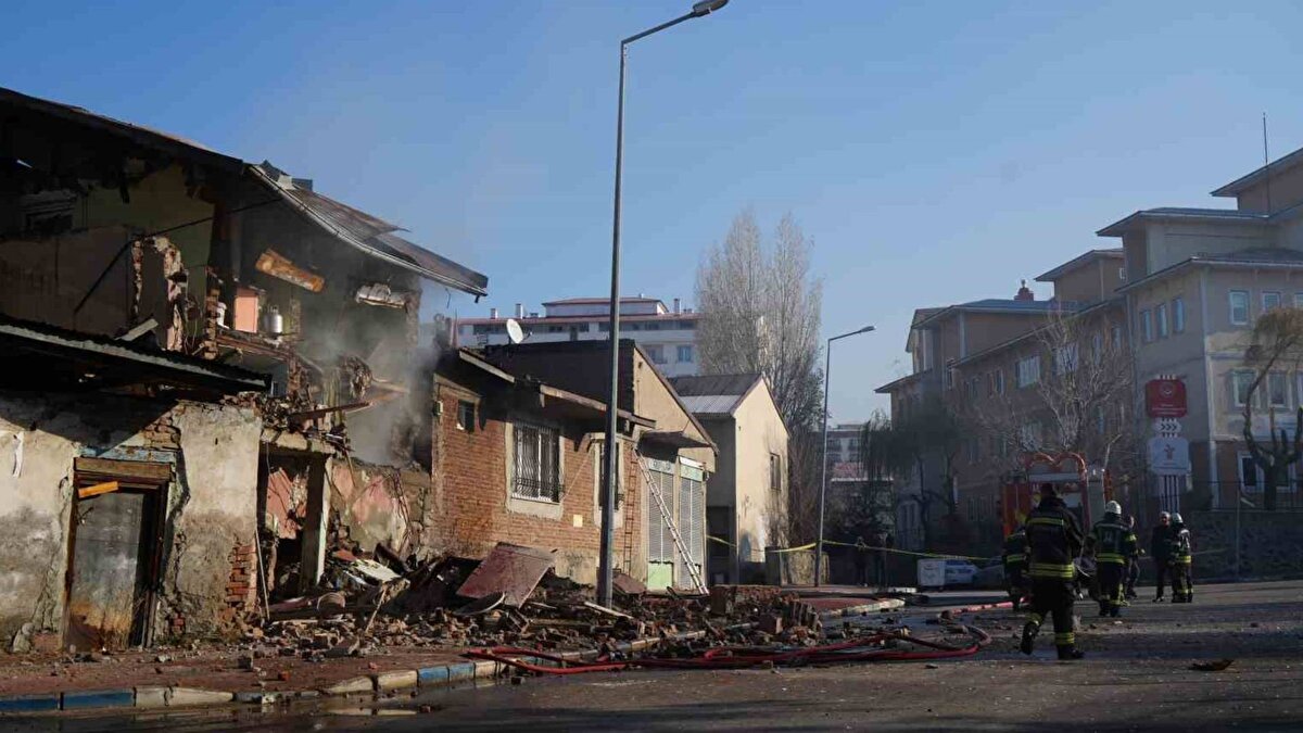 Gaz Sorunları ve İhbarlar Artıyor<br><br>Kentte son iki gündür doğalgaz kesintileri ve sızıntı sorunları yaşanıyor. Dün şehrin birçok noktasında yaşanan gaz kesintilerinin ardından, bugün patlamanın etkisiyle vatandaşlardan çok sayıda gaz sızıntısı ihbarı geldi. Palen Doğalgaz ekipleri gelen ihbarlara müdahale etmekte zorlandı.