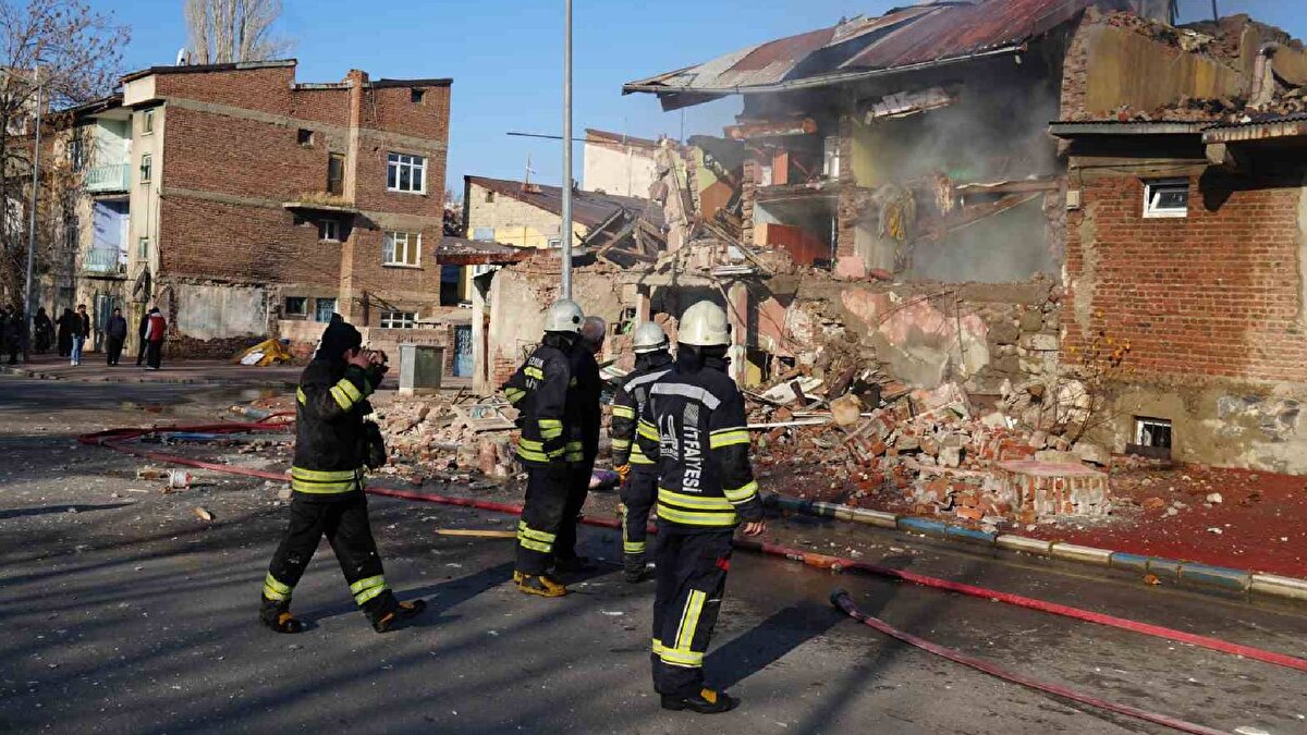 Ekipler Müdahalede Bulundu<br><br>İhbar üzerine bölgeye itfaiye, polis ve sağlık ekipleri sevk edildi. Ekipler, enkaz alanında güvenlik önlemleri alarak çalışmalarına başladı. Yaralı vatandaşın durumu stabil olarak bildirilirken, yetkililer çevredeki binalarda yaşanabilecek olası patlamalara karşı önlem alıyor.