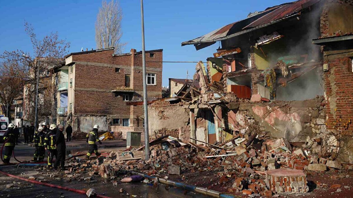 Erzurum’un Yakutiye ilçesi Yoncalık semtinde sabah saatlerinde yaşanan doğalgaz patlaması, mahallede ciddi paniğe yol açtı. Patlamanın etkisiyle iki ev tamamen yıkılırken, çevredeki binalarda da hasar oluştu. Olayda evde bulunan bir kişi yaralanarak hastaneye kaldırıldı.