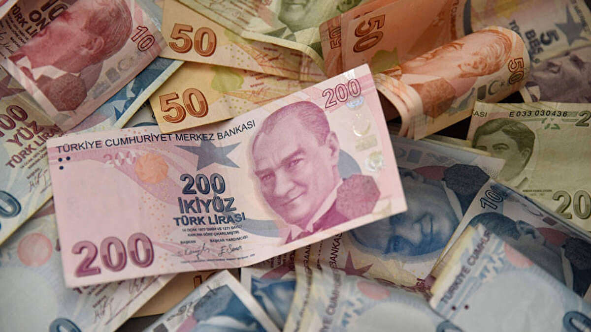 Yeni ücret 27 bin TL’nin altında kalabilir<br>HSBC’nin tahminine göre bu oran gerçekleşirse, 2026’da belirlenecek asgari ücret 26 bin 524 TL seviyesine ulaşacak. Yüksek enflasyon ve artan yaşam maliyetleri nedeniyle çok sayıda çalışan bu öngörünün beklentilerin altında kaldığını düşünerek tepki gösteriyor. Asgari ücret artışı yalnızca düşük gelirli çalışanları değil, özel sektörde ücret skalasının tamamını doğrudan etkiliyor.