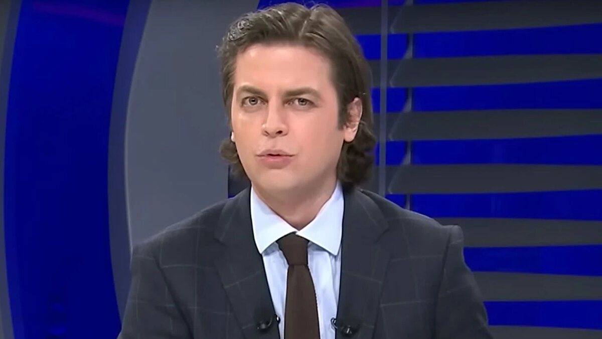 "Haliyle herhâlde derbide de sahada olacaktır 11'de diye düşünüyorum. Bundan sonra derbi için söylemiyorum ama bütün maçlar için rakiplerin daha fazla endişelenmesi gereken bir oyuncuya dönüşüyor. Bir oyuncu için en değerli başlıklardan biridir bu."