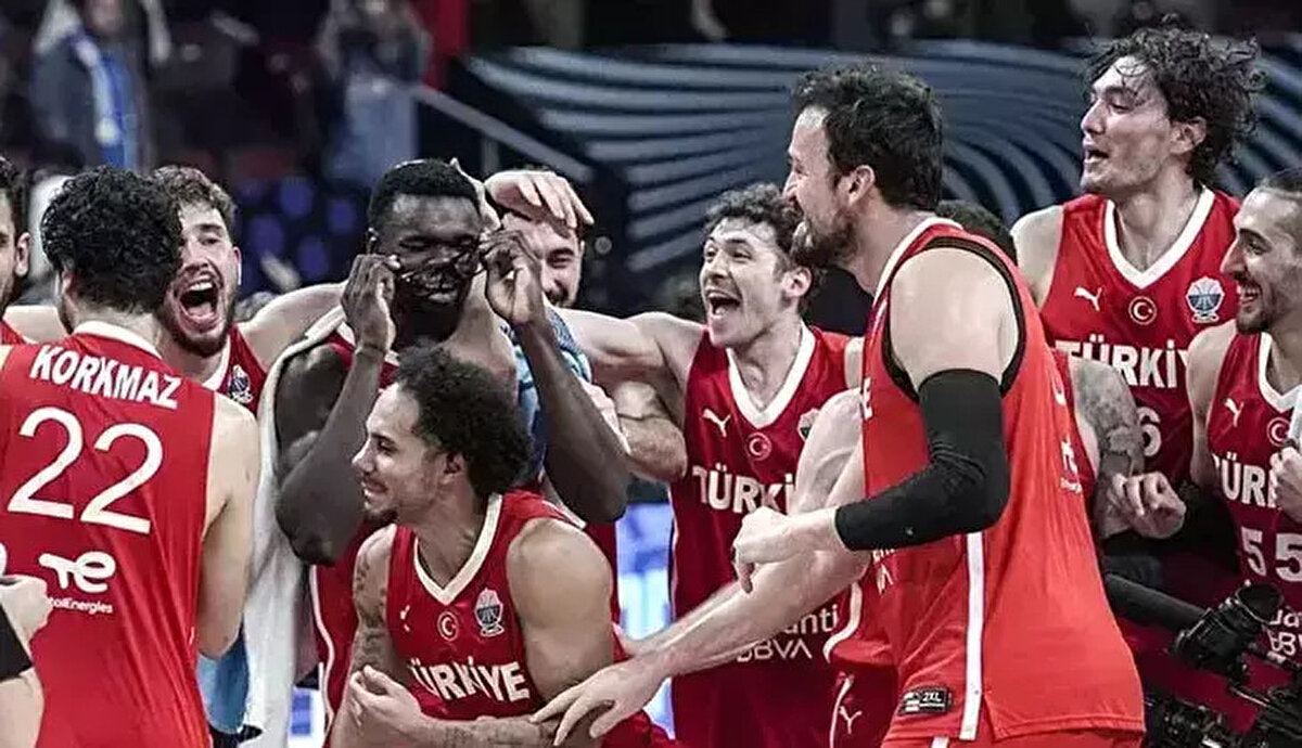 A Milli Erkek Basketbol Takımı, 2025 Avrupa Basketbol Şampiyonası’nda Almanya’ya karşı oynadığı finali 88-83 kaybederek turnuvayı gümüş madalya ile tamamlamıştı. Gözler şimdi FIBA 2027 Dünya Kupası Elemeleri’ne çevrilirken, Türkiye’nin ilk maçında Bosna Hersek ile karşılaşacak olması büyük heyecan yarattı. Basketbolseverler “Türkiye–Bosna Hersek maçı ne zaman, saat kaçta, hangi kanalda?” sorularını araştırmaya başladı.