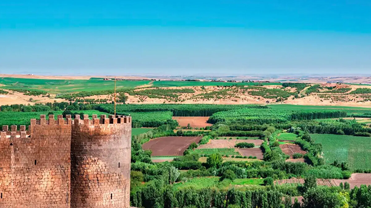 Bazı şehirler vardır, tarih kitaplarında sadece birer bölüm değil, o kitabın ta kendisidir. Modern dünyanın hızla değişen siluetine inat, binlerce yıldır aynı yerde, aynı ruhla yaşamaya devam ederler. Arkeologların toprağı kazıdıkça yeni bir medeniyet katmanıyla karşılaştığı, insanlık tarihinin en sessiz ama en güçlü tanıkları olan bu şehirler, geçmişle bugün arasında canlı bir köprü kuruyor. Hazırsanız, tarihin sıfır noktasına doğru bir yolculuğa çıkıyoruz.