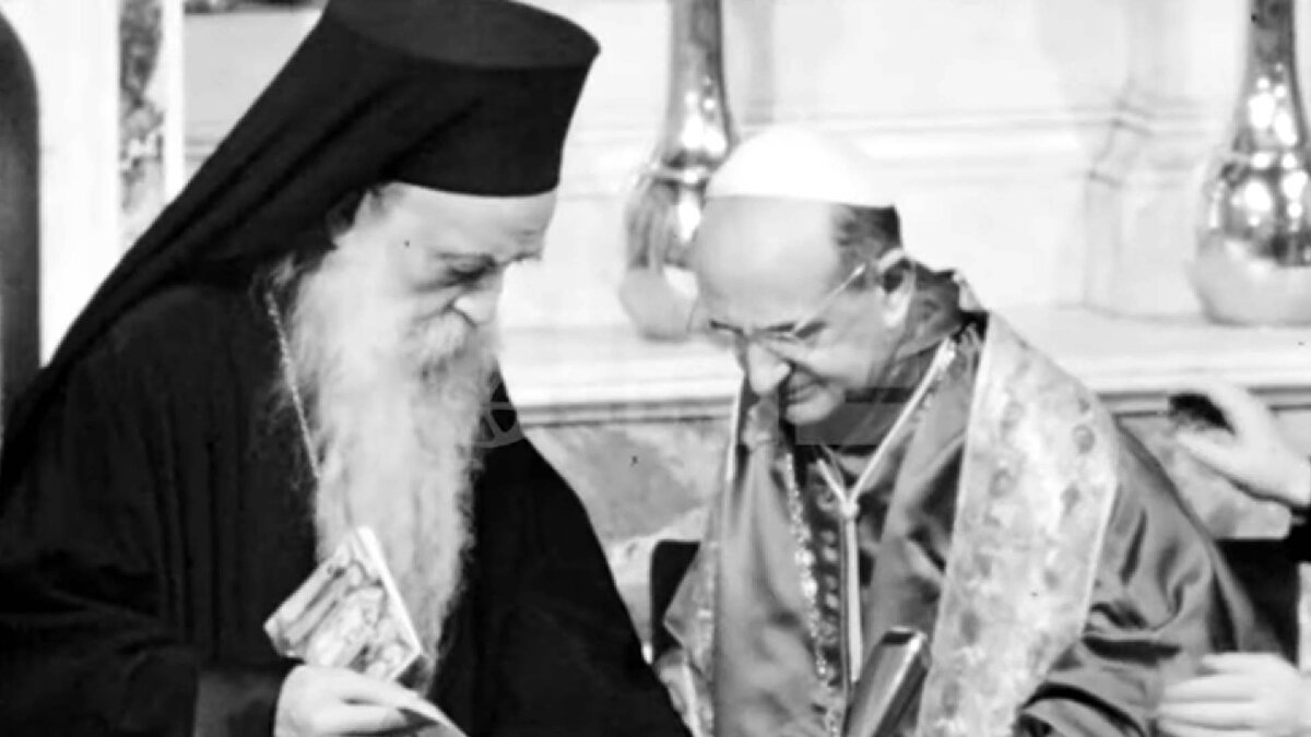 Arşiv videolarında, Papa’nın Ankara ve İstanbul’daki resmi görüşmeleri, Ayasofya ziyareti ve halkla buluşmaları yer alıyor. Bu ziyaret, Türkiye-Vatikan ilişkilerinde yeni bir dönemin kapılarını aralamıştı.