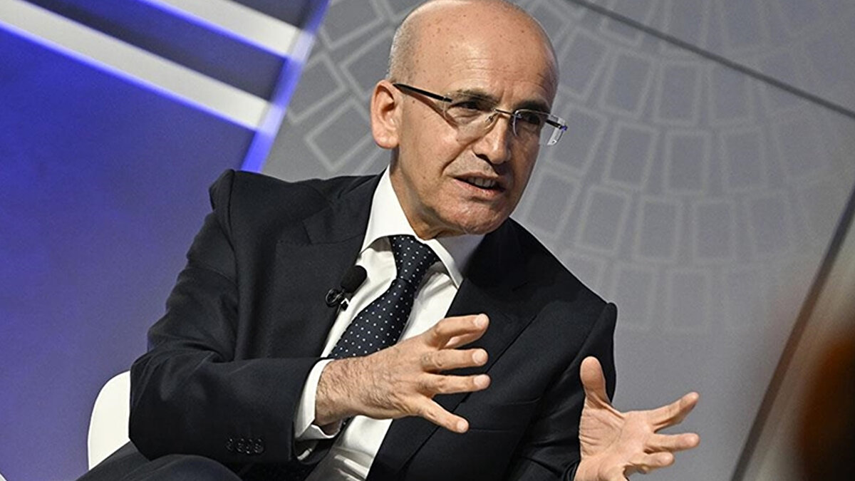 "İSTİSNA TUTARLARI YENİDEN DEĞERLEME ORANINDA ARTIRILACAK"<br><br>Yeniden değerleme oranıyla gelir vergisi tarifesi başta olmak üzere tarifeler ve mükelleflerin yararlanacağı istisna tutarlarının da güncellendiğini anımsatan Şimşek, "Gelir vergisi tarifesi yüzde 25,49 oranıyla güncellenecek. Vatandaşlarımızın aleyhine bir düzenleme yapmayacağız. Çalışanların yararlandığı yol, yemek paralarına ilişkin istisna tutarları, engelli vatandaşlarımızın yararlandığı gelir vergisi indirimi tutarları, kira gelirlerindeki, değer artış kazançlarındaki, arızi kazançlardaki istisna tutarları gibi çok sayıda istisna tutarları da yeniden değerleme oranıyla artırılacak." diye konuştu.