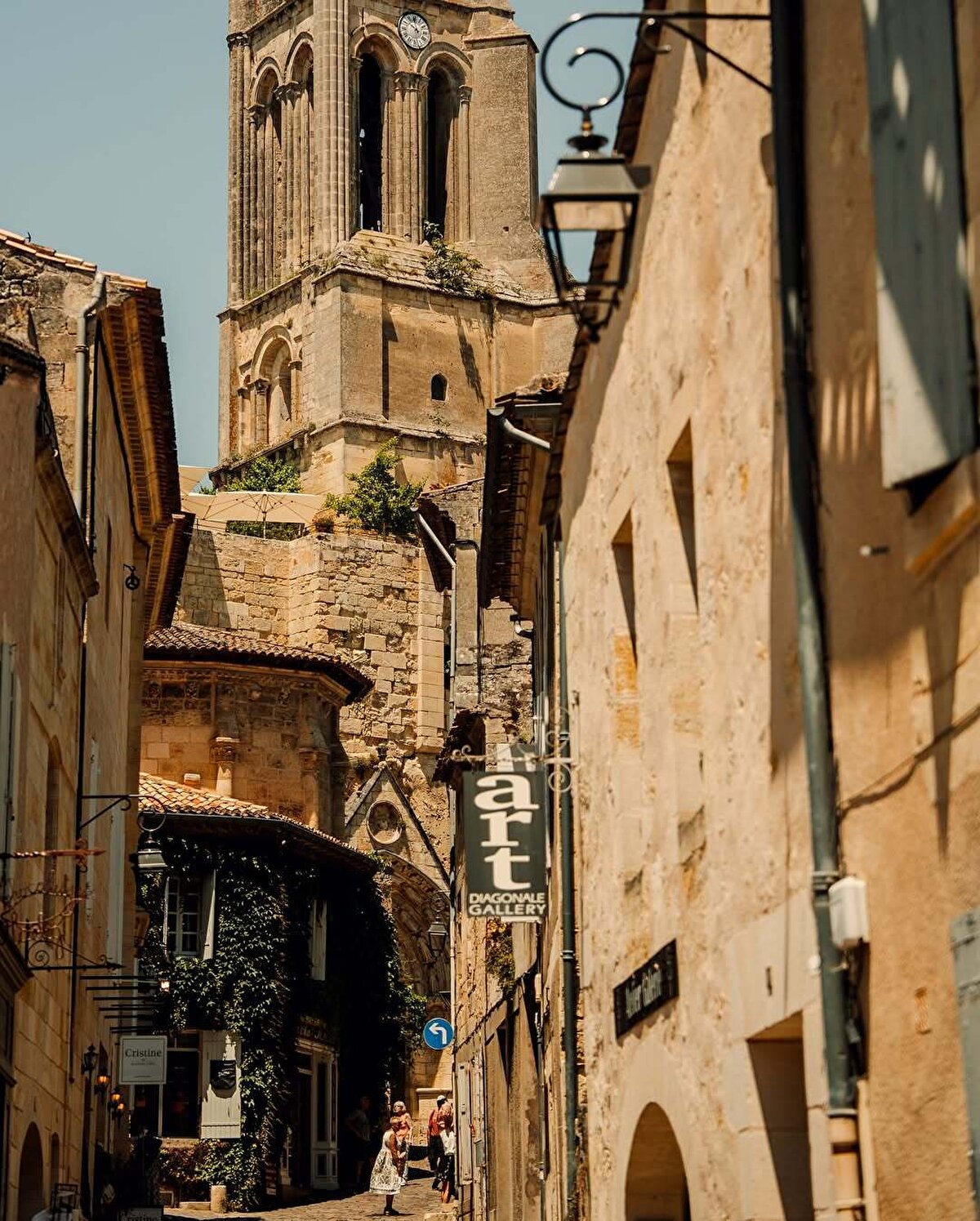 Kasaba, ismini 8. yüzyılda burada inzivaya çekilen bir keşiş olan Emilion’dan alıyor. 