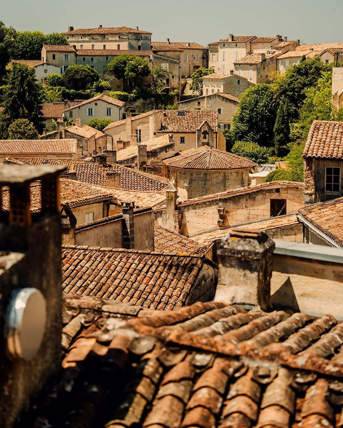 . Bu tarihi yapılar ve kasabanın altını labirent gibi saran üzüm bağları, ziyaretçiler tarafından çokça ilgi görüyor.  