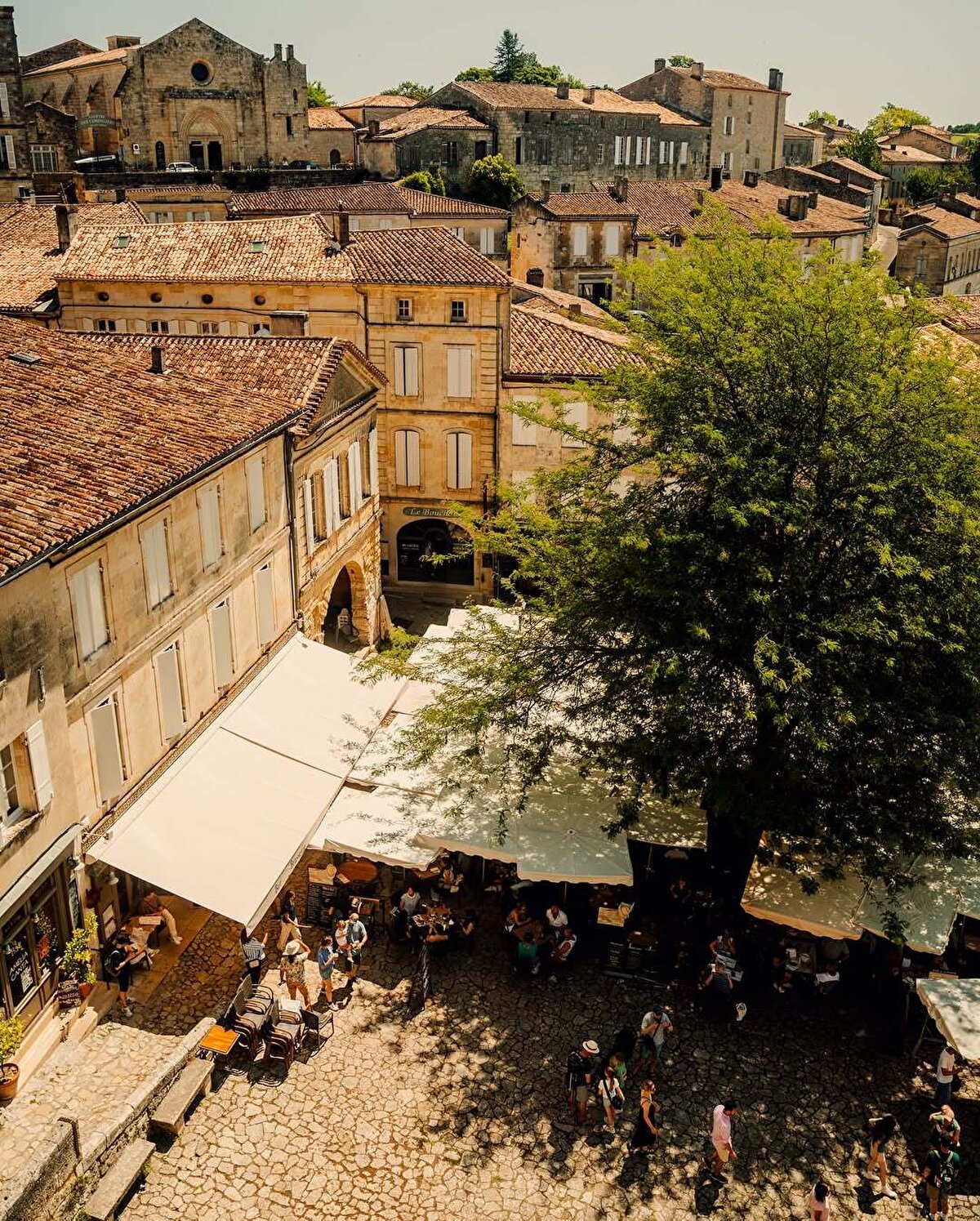 Saint-Emilion, özellikle dar taş sokakları ve Orta Çağ’dan kalma mimari yapıları ile dikkat çekiyor.