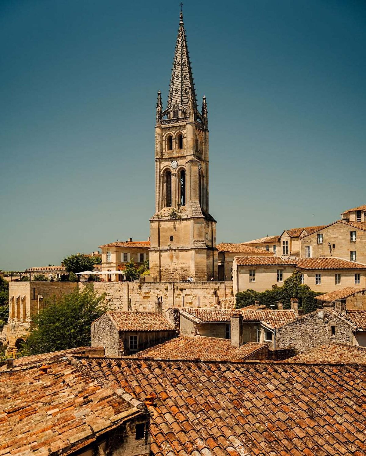 Burası Toskana değil, Saint-Émilion!<br>Fransa’nın güneybatısında bulunan, Bordeaux bölgesine bağlı Gironde şehrinde yer alan Saint-Emilion, Orta Çağ esintilerini günümüze taşıyor. 