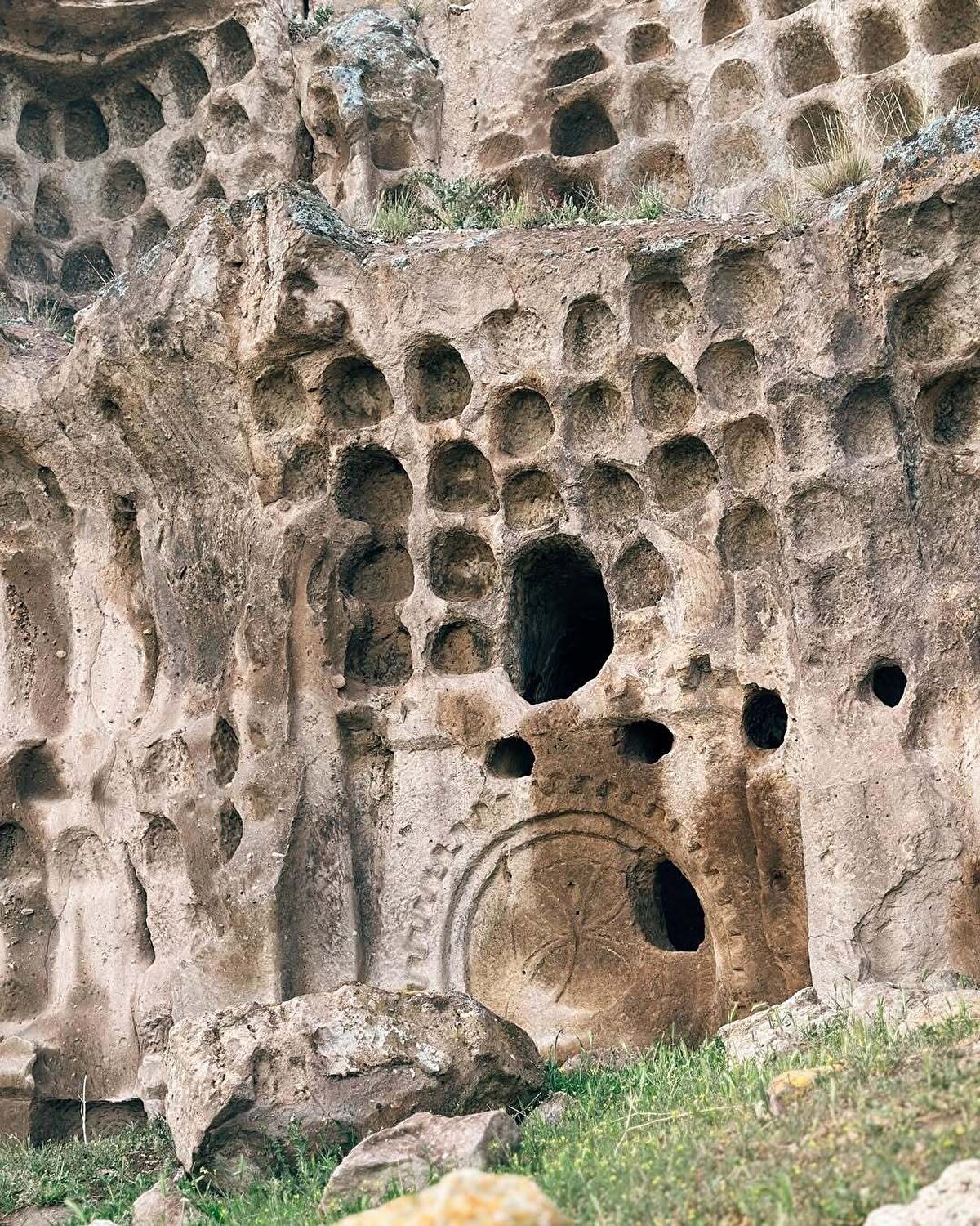 . Kilisenin fresklerle süslenen iç mekanında ise, Hz. İsa ve havarilerinin hayatından kesitler yer alıyor. 