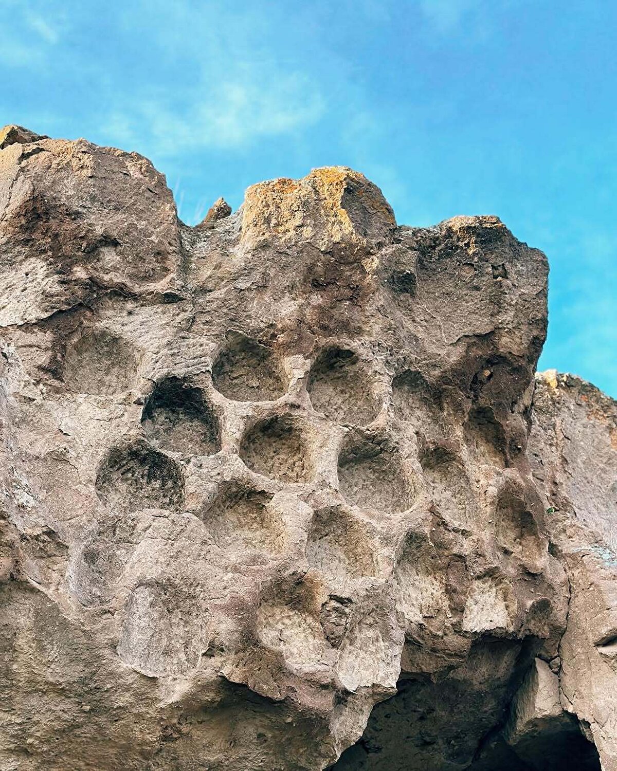 Kilisenin doğusunda ise iki büyük kilise, iki şapel ve odalardan oluşan bir manastır kompleksi de yer alıyor. 