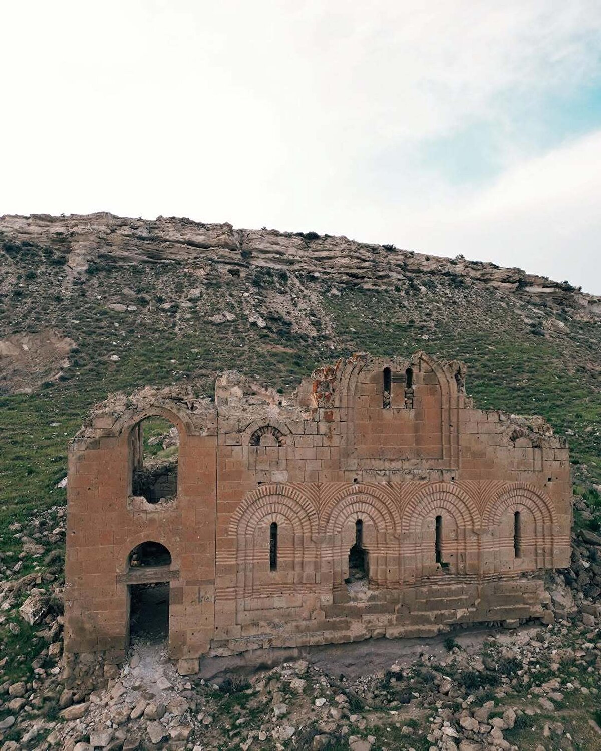 Kilisenin doğusunda ise iki büyük kilise, iki şapel ve odalardan oluşan bir manastır kompleksi de yer alıyor. 