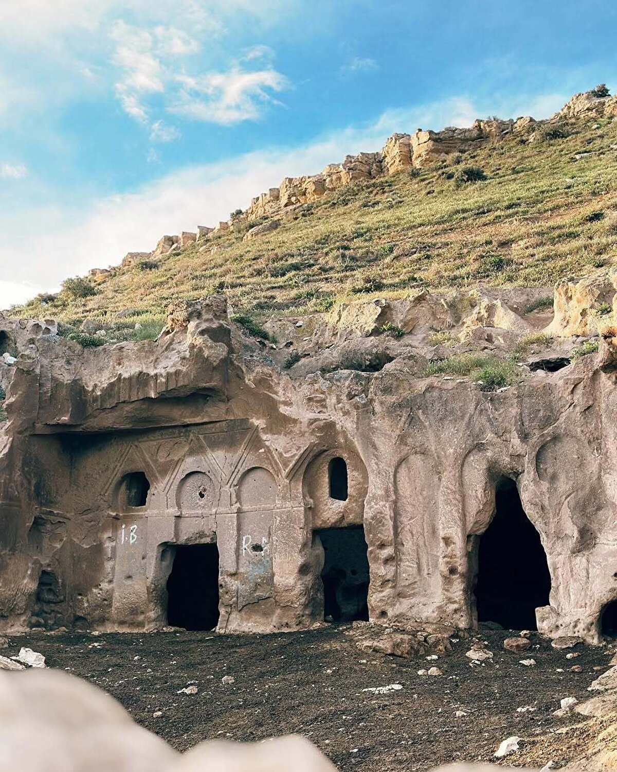 11. yüzyılda inşa edilen, Bizans dönemine ait etkileyici bir dini yapı olan Çanlı Kilise, taş örgü mimarisi ile dikkat çekiyor. 