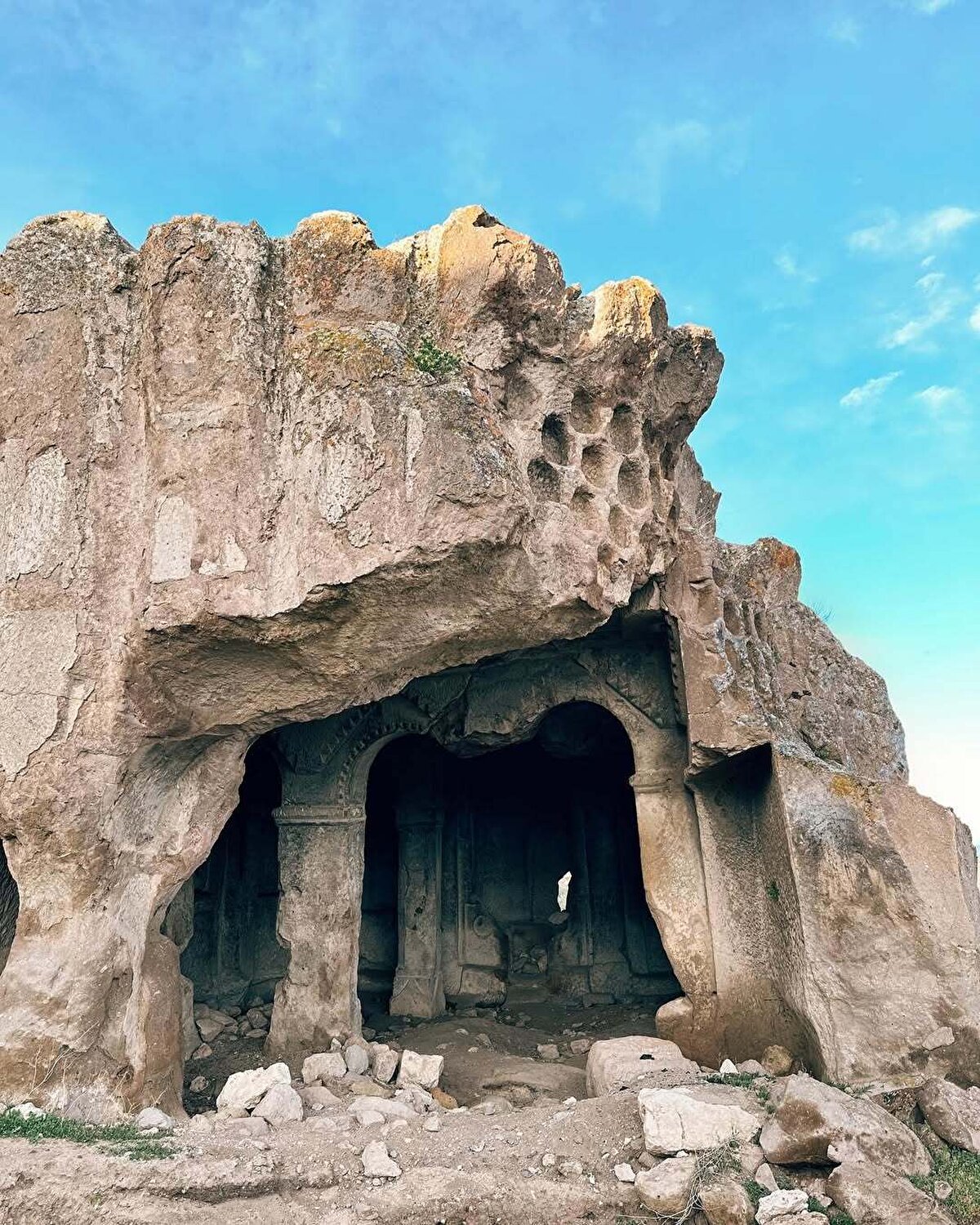 Bizans mimarisinin önemli örneklerinden olan kilise, ‘’Kapalı Yunan Haçı’’ planına sahip olan kilisenin, dış cephesinde kırmızı tuğla ve taş şeritler kullanılmış ve giriş bölümü iki kattan oluşuyor. 