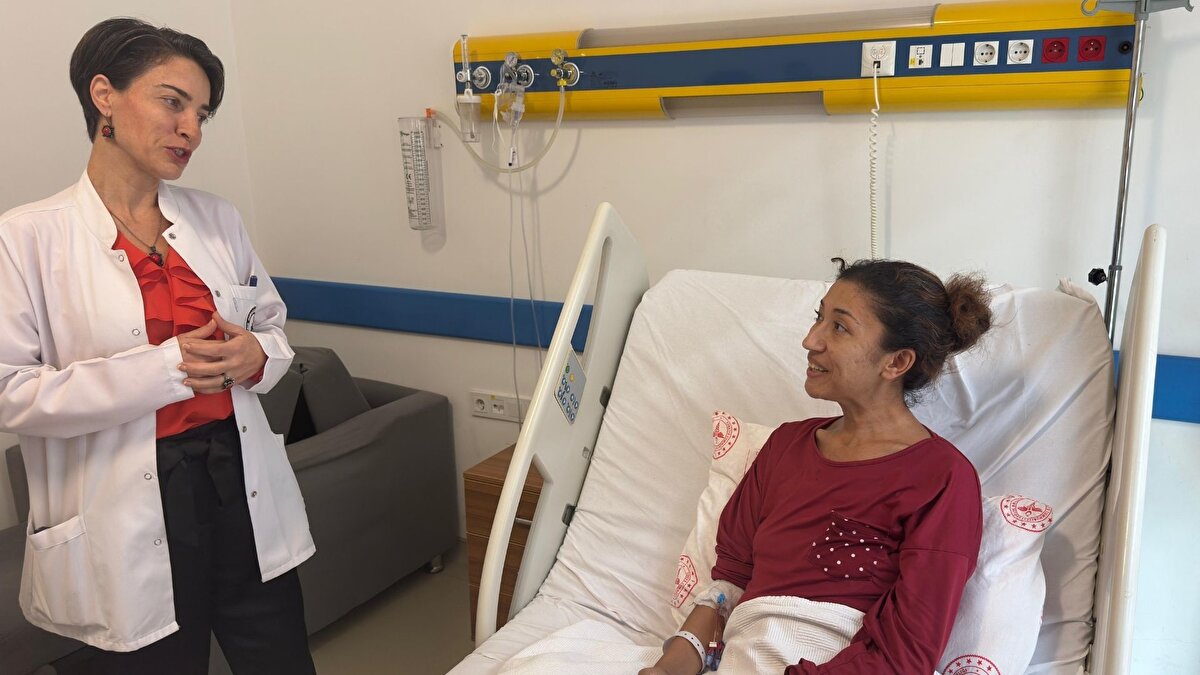 İzmir’in Ödemiş ilçesinde yaşayan üç çocuk annesi Özge İkibaş’ın kalbi, iki ay boyunca düzenli tükettiği zayıflama kahvesi nedeniyle durdu. Fabrikada fenalaşarak yere yığılan 32 yaşındaki kadın, Ödemiş Devlet Hastanesi’nde yapılan müdahaleyle yeniden hayata döndürüldü ve daha sonra İzmir’deki farklı hastanelere sevk edilerek tedavi altına alındı.<br><br>Tedavi süreci ve toksik madde tespiti<br><br>Doktorlar, yapılan incelemelerde İkibaş’ın vücudunda yoğun şekilde biriken toksik maddenin kalp durmasına yol açtığını belirledi. Hastanın yakınlarının verdiği bilgiye göre genç kadın, internetten aldığı zayıflama kahvesini uzun süredir kullanıyordu. Uygulanan yoğun tedavi ve solunum desteğiyle toksik madde vücuttan atıldı, İkibaş 1,5 ay süren süreç sonunda iyileşerek taburcu edildi.