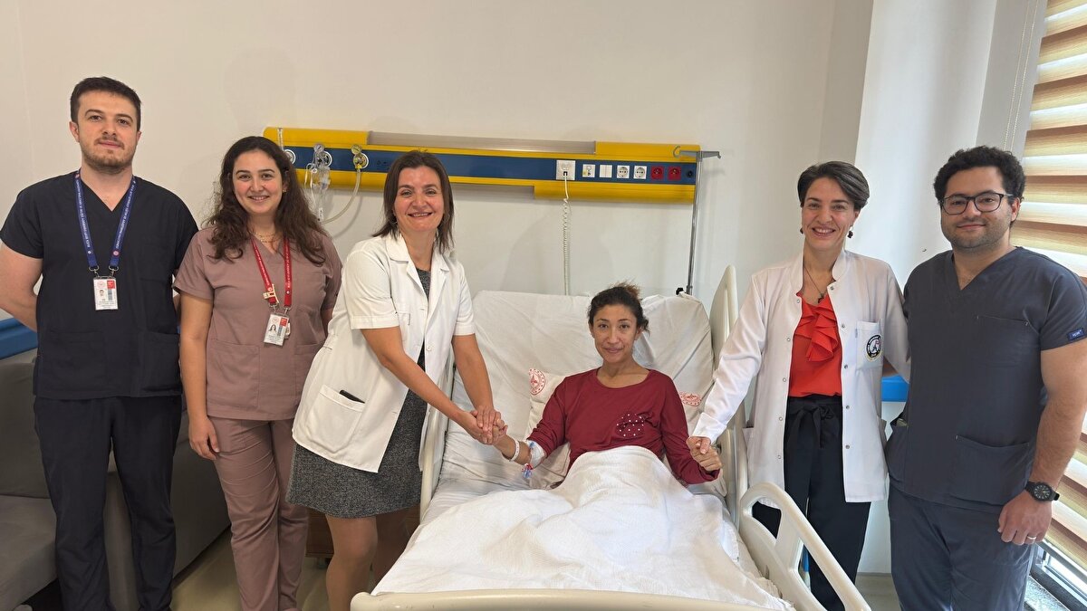 Hastanın ifadeleri ve uyarılar<br><br>Sağlığına kavuştuğunu söyleyen İkibaş, ürünün doktor kontrolü olmadan kullanıldığını belirterek, benzer ürünleri tercih edenlere dikkatli olmaları çağrısında bulundu. Kilo vermek amacıyla internetten alınan karışımların ciddi sağlık sorunlarına yol açabileceğini ifade eden İkibaş, bilinçsiz kullanımın ölüm riski taşıdığını söyledi.