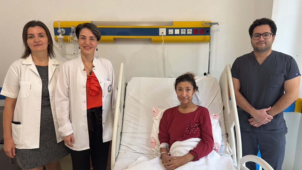 Uzmanların değerlendirmesi<br><br>Tedaviyi yürüten sağlık ekibi, hastanın çok sayıda kalp durması yaşadığını ve solunum cihazına bağlanmak zorunda kaldığını aktardı. Doktorlar, zayıflama çayı, kahvesi ve benzeri ürünlerde kullanılan maddelerin ritim bozukluğu, ani kalp durması ve böbrek hasarına neden olabildiğini belirterek, bu tür ürünlerin ancak kontrollü ve resmi onaylı olması halinde kullanılabileceğini vurguladı.