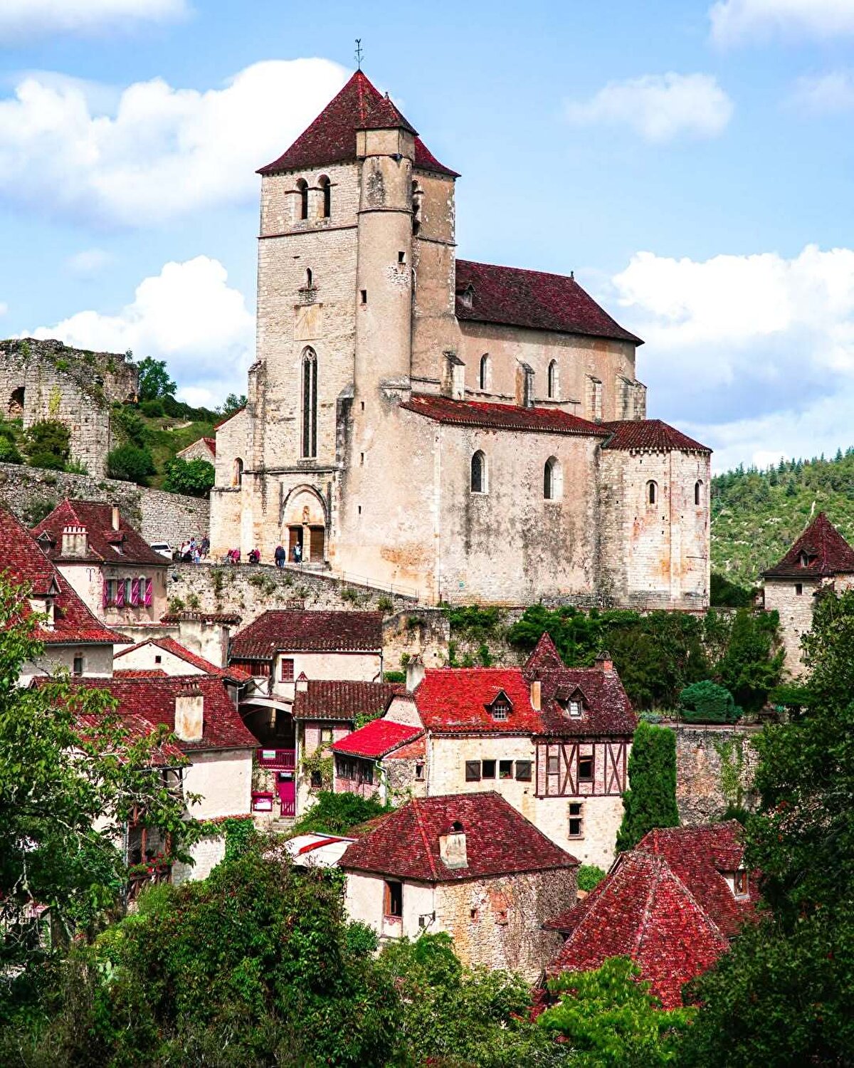 Orta Çağ döneminde tarihi ve kültürel olarak önemli bir yere sahip olan köy, zamanla sanatçılar ve yazarlar için de ilham kaynağı haline gelmiş. Köyün güzelliğine kayıtsız kalamayan ve buraya yerleşen yazar André Breton, köyü, ‘’Başka hiçbir yerde olmak istemeyeceğim bir yer.’’ şeklinde tanımlıyor.