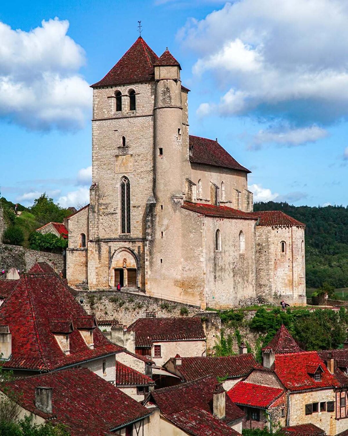 Lot Nehri’nin kıvrımlarıyla çevrili olan Saint-Cirq-Lapopie, doğal güzellikleri, taş evleri ve dar sokaklarıyla ziyaretçilere büyüleyici bir atmosfer sunuyor. 13. ve 16. yüzyıldan kalma yapıları köyün tarihi dokusunu günümüzde de korumasına yardımcı oluyor. Saint-Cirq-Lapopie ziyaretçilere; tarihi güzellikleri, yüksek konumu, eşsiz manzaraları ve nehir boyunca bu manzaralara tanıklık etmeye yardımcı tekne turları ile muhteşem bir deneyim sunuyor.