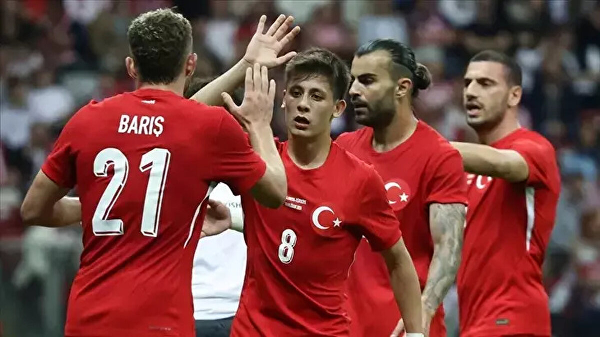 A Milli Futbol Takımı, 2026 FIFA Dünya Kupası yolunda kritik play-off mücadelesi için sahaya çıkmaya hazırlanıyor. Zürih’te gerçekleştirilen kura çekiminde Türkiye’nin yarı finaldeki rakibi Romanya olarak belirlendi. Tek maç üzerinden oynanacak olan bu karşılaşma, millilerin Dünya Kupası hedefinde en belirleyici virajlardan biri olacak. Taraftarların gözü ise Türkiye – Romanya maçının tarihi, saati ve yayın bilgilerine çevrildi. İşte milli maç hakkında tüm ayrıntılar…