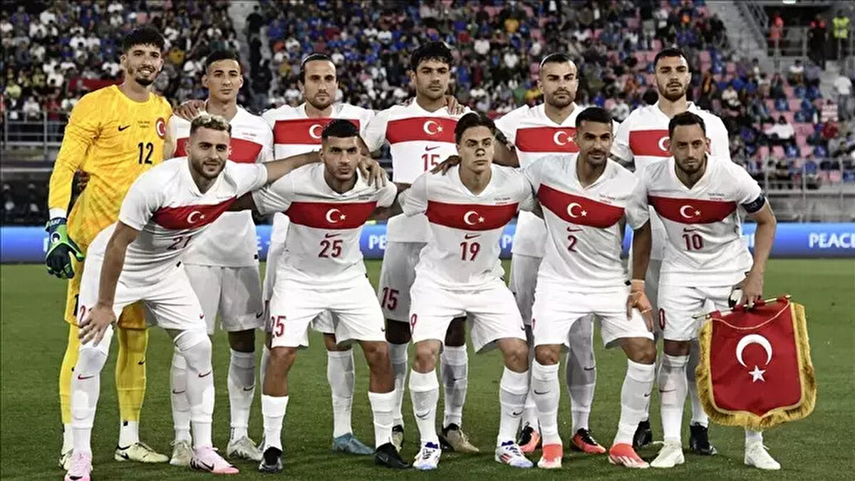 Türkiye – Romanya milli maçı hangi kanalda yayınlanacak?<br><br>A Milli Takım’ın 2026 FIFA Dünya Kupası play-off yarı final karşılaşmasının TV8 ekranından canlı ve şifresiz olarak yayınlanması bekleniyor. Yayın akışı maç günü kesinleşecek.