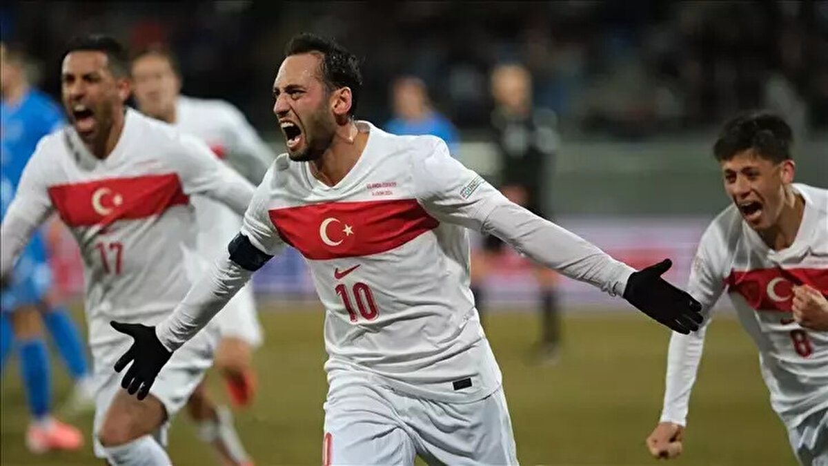 Türkiye Dünya Kupası’na nasıl gider?<br><br>Play-off yarı finalini geçen Türkiye, final turuna yükselecek. Finali de kazanması durumunda A Milli Takım, 2026 Dünya Kupası bileti alacak.