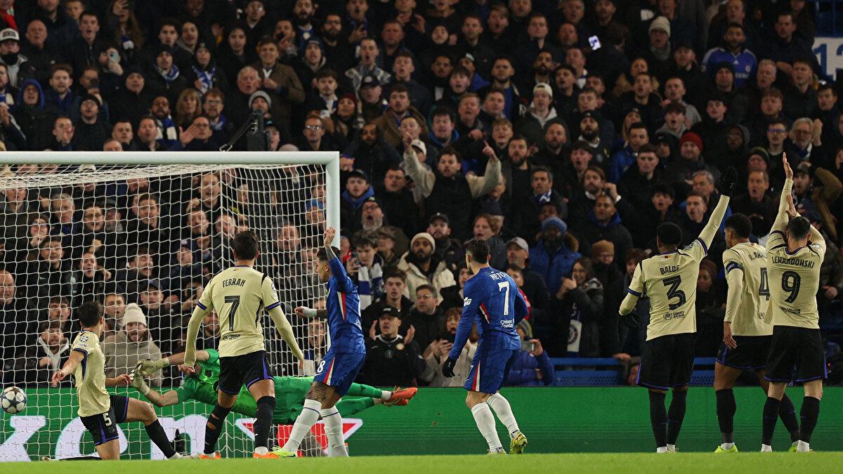 12- Chelsea - Barcelona: 39.323 