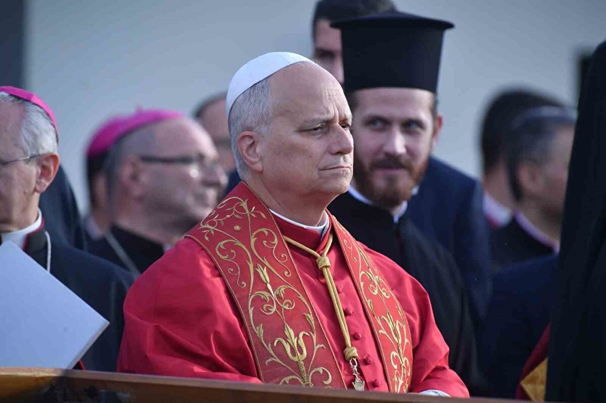 Turist ve medya ilgisi yoğun oldu<br><br>Ayin için kurulan platformun çevresine binlerce yerli ve yabancı ziyaretçi akın etti. Bazıları alanın dışından ayine eşlik ederken, etkinlik onlarca televizyon kanalı tarafından canlı yayınlandı. Vatikan’dan gelen gazetecilerin de aralarında bulunduğu yüzlerce basın mensubu ziyareti takip etti.