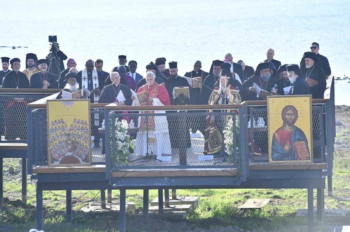 Tarihi Konsilin 1700. yılı için özel ziyaret<br><br>Katolik dünyasının ruhani lideri Papa XIV. Leo, ilk yurt dışı ziyareti kapsamında geldiği İznik’te Antik Aziz Neophytos Bazilikası kalıntılarında düzenlediği tarihi ayinle 1700 yıl sonra yeniden dünya gündeminin odağı oldu. İznik Konsili’nin yıldönümü nedeniyle gerçekleştirilen ziyarette, bölgede 2.500 polis ve çok sayıda jandarmanın görev aldığı olağanüstü güvenlik önlemleri dikkat çekti. Ayini, binlerce yerli ve yabancı ziyaretçi takip etti.