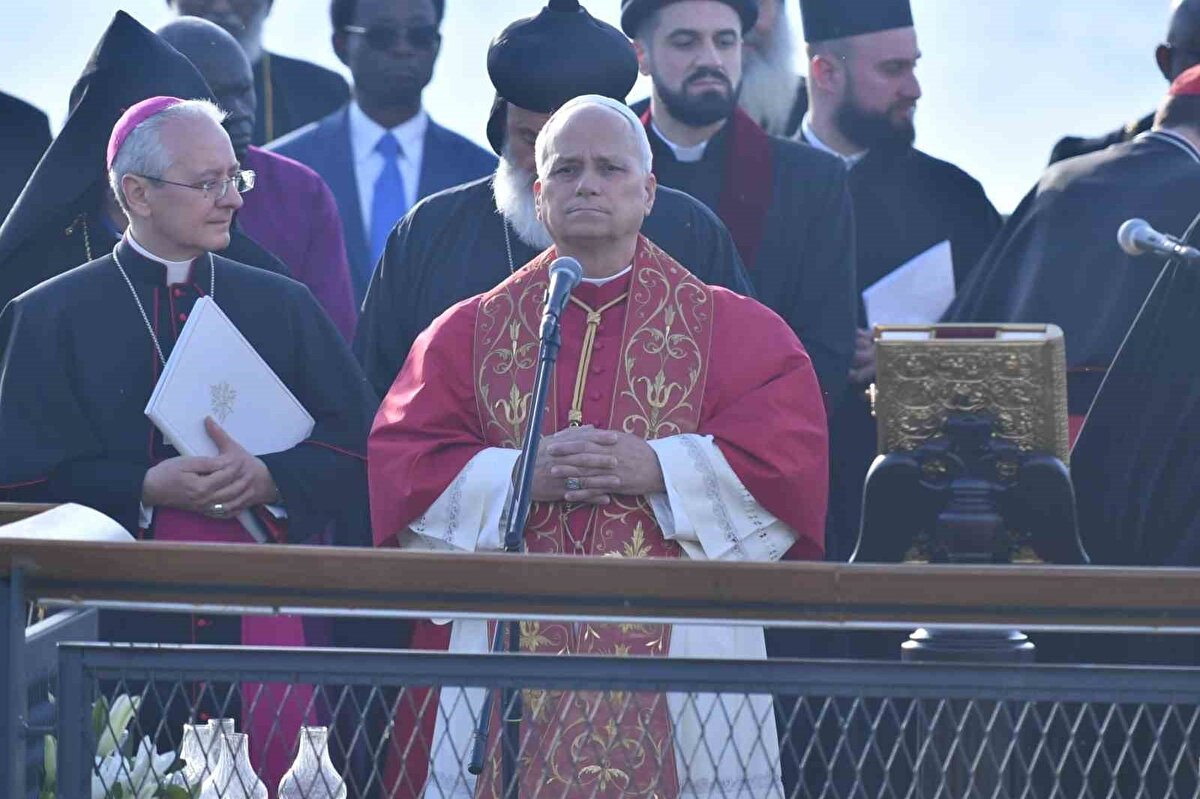 İletişim kesintiye uğramasın diye mobil istasyon kuruldu<br><br>Kente beklenen yoğun ziyaretçi nedeniyle iletişimde aksama yaşanmaması için mobil baz istasyonları devreye alındı. Böylece ayinin başladığı saatlerden itibaren bölgede kesintisiz bağlantı sağlandı.