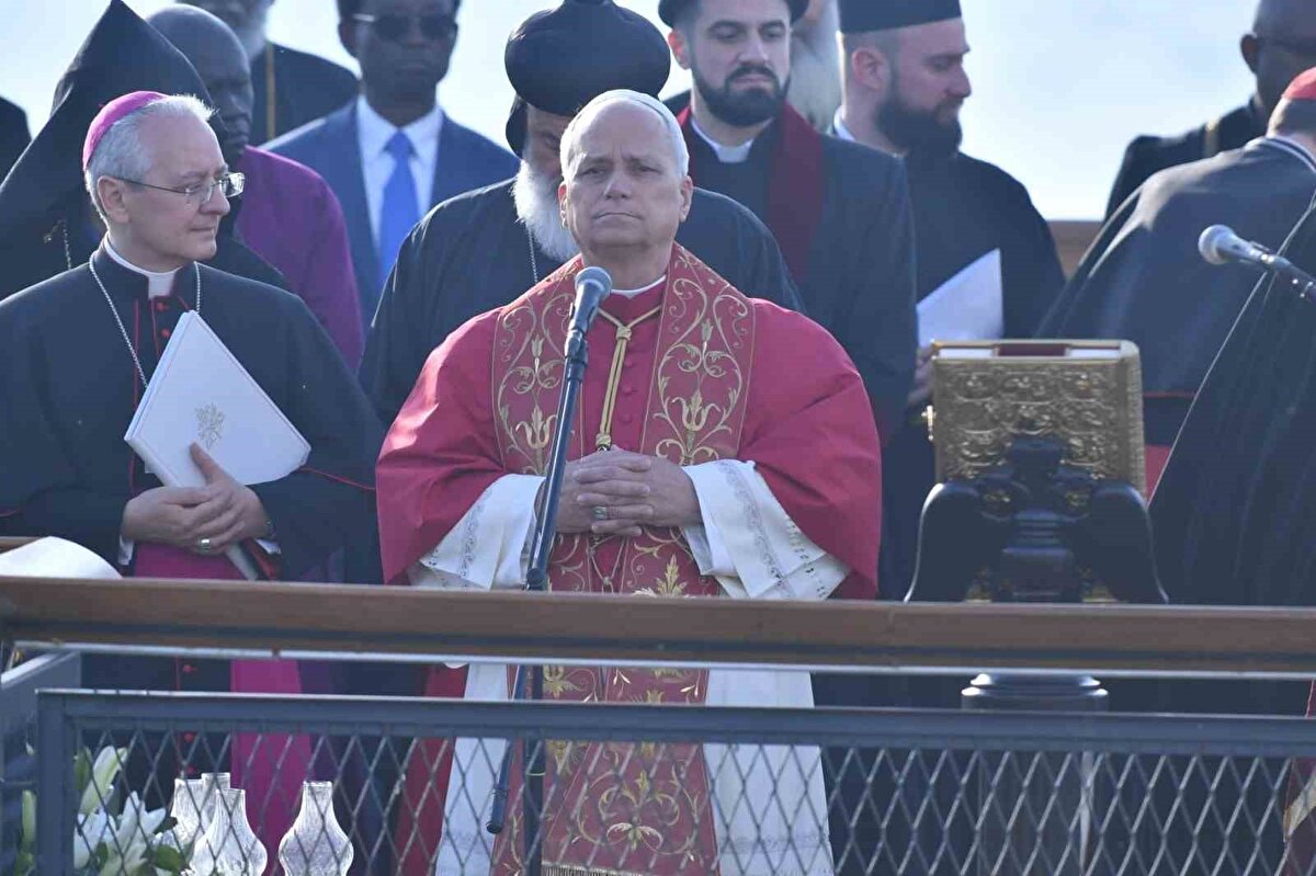 Bölgeye büyük güvenlik yığınağı<br><br>Ziyaret nedeniyle İznik’te adeta alarm düzeyinde güvenlik önlemleri alındı. Yaklaşık 2 bin 500 polis ve çok sayıda jandarma timi bölgede görev yaparken, bazilika çevresine araç ve yaya girişleri kontrollü sağlandı. Papa’nın İznik Stadyumu’na helikopterle inişi sırasında stat çevresinde basın mensupları dahi yaklaştırılmadı.