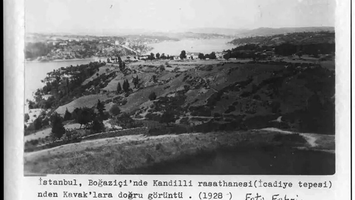 Fahreddin Paşa'nın çektiği Kandilli Rasathanesi'nden Kavaklara doğru Boğaziçi'ni gösteren fotoğraf<br><br>Arşivde yer alan fotoğraflar, Paşa’nın Medine’de açılan kuyular, yollar ve savunma hatlarına ilişkin çalışmalarını belgeliyor. Aynı zamanda Afganistan’a elçi olarak atandığı döneme ait görüntüler de bulunuyor.