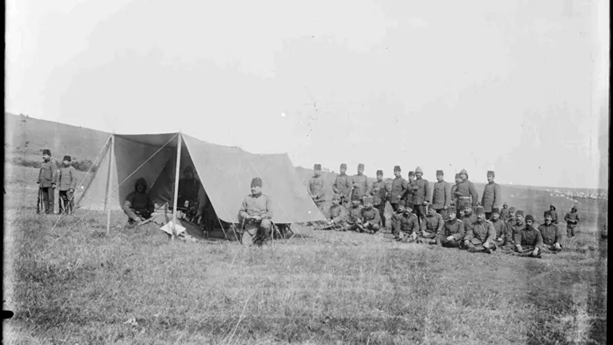 Fahreddin Paşa'nın Balkan Harbi`nde Tekirdağ'da 31. Tümen'de yer alan karargah çadırı ve askerleri<br>