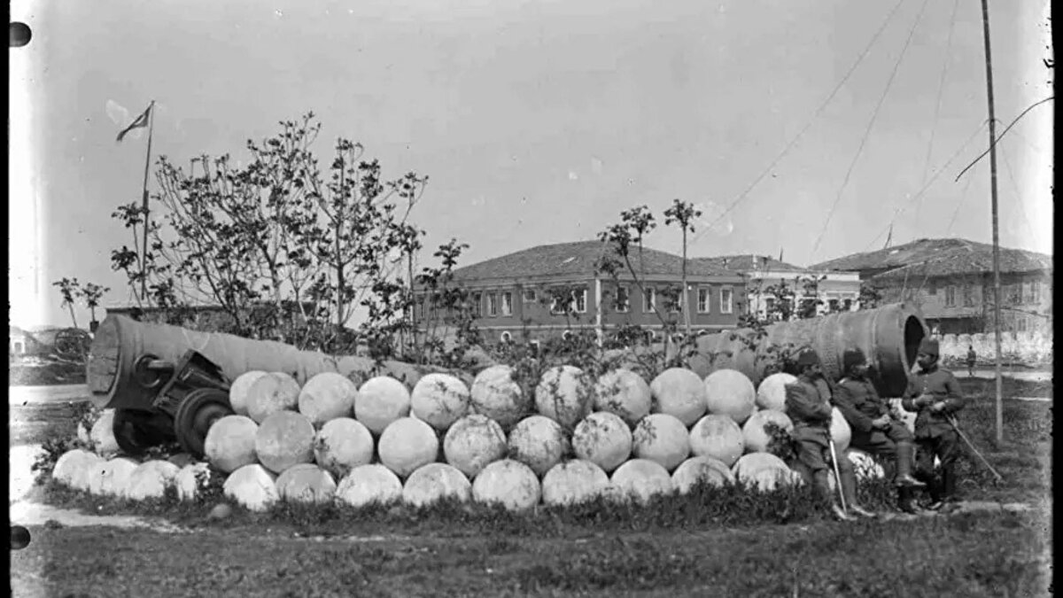 Balkan Harbi`nde Çanakkale istihkamı<br><br><br>Fotoğraflar ayrıca Anadolu’nun erken 20. yüzyıl şehir dokusuna ilişkin benzersiz bilgiler içeriyor.
