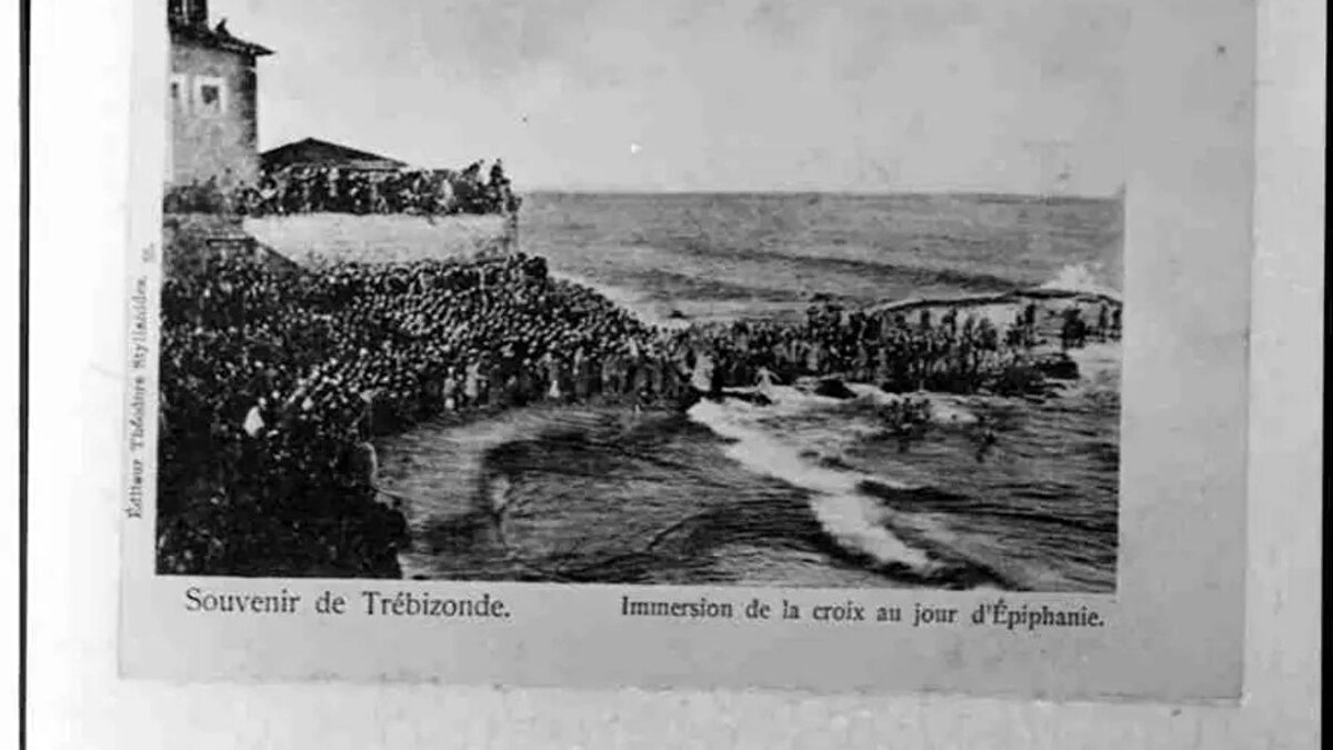 Trabzon'da Epifani bayramında denize haç daldırma töreni<br><br>Arşivde, Paşa’nın Medine müdafaası sırasında yürüttüğü askerî faaliyetlerden, farklı şehirlerde çekilmiş Anadolu fotoğraflarına kadar geniş bir görsel materyal bulunuyor. Koleksiyon 600’den fazla kareden oluşuyor.