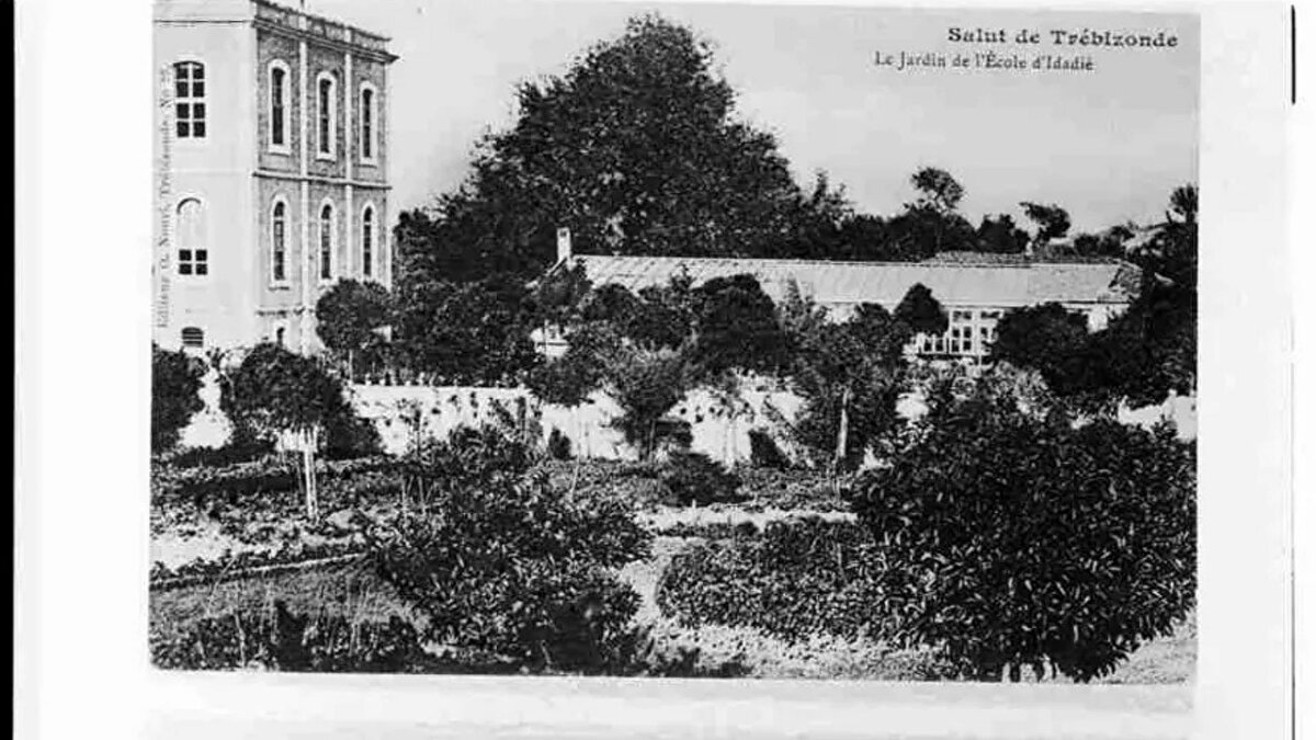 Trabzon İdadi Mektebi'nin bahçesi<br><br>Koleksiyonda Kayseri, Samsun, Trabzon, Tokat ve Bilecik gibi pek çok Anadolu şehrine ait, dönemin sosyal ve askerî hayatına dair önemli ayrıntılar görülüyor.