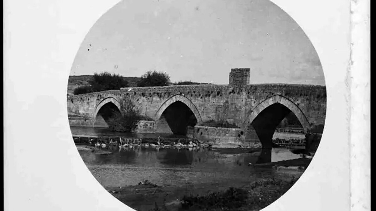 İşte arşivden o fotoğraflar:<br>Tokat’ta Yeşilırmak üzerindeki Hıdırlık Köprüsü<br>