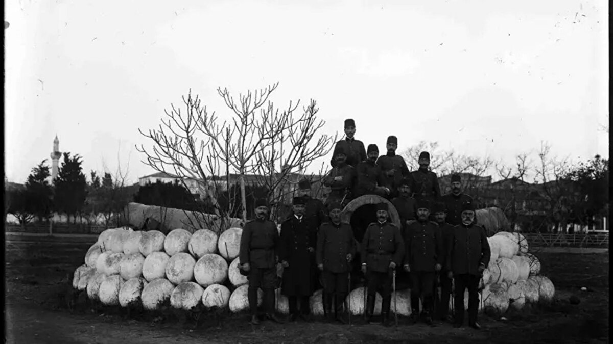 Fahreddin Paşa'nın da aralarında olduğu maiyetiyle Şevket Turgut Paşa Çanakkale'de<br><br><br>IRCICA, koleksiyonun tamamının topografya ve kartografya uzmanı Edip Özkale tarafından incelenip sınıflandırıldığını açıkladı. Kurum, arşivin hem Medine’nin hem de Osmanlı’nın Hicaz’daki son yıllarına dair önemli görsel malzeme sunduğunu belirtti.