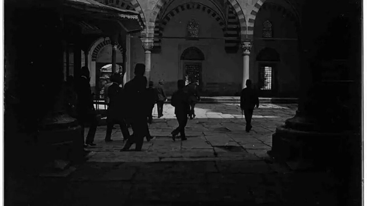 Balkan Harbi'nde Edirne'de Selimiye Camii'ne ilk giriş<br><br>En yakın Osmanlı birliği binlerce kilometre uzaktayken Medine’yi teslim etmeyen Paşa, İngilizlerin “Türk Kaplanı” olarak andığı isim olmuştu. Koleksiyonda bu döneme ait arşiv görüntüleri de yer alıyor.