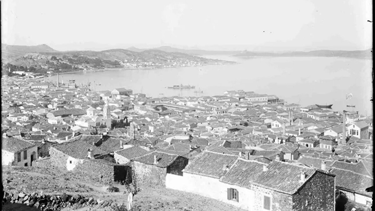 1909`da Ayvalık`dan genel görünüş<br><br>Fahreddin Paşa'nın Balkan Harbi’nden Medine savunmasına, sürgün yıllarından Türkiye’ye dönüşüne kadar birçok görevi fotoğraf karelerine yansımış durumda.