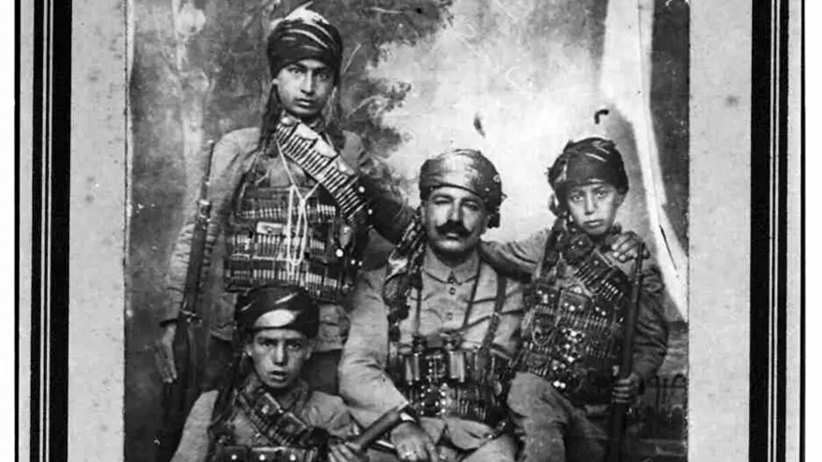 Gaziantep müdafii Yüzbaşı Arslan Bey ve arkadaşları<br><br>Osmanlı tarihine geçen Medine müdafaasının komutanı Fahreddin Paşa, 2 yıl 7 ay süren kuşatma boyunca kısıtlı imkânlarla mücadele etmişti.