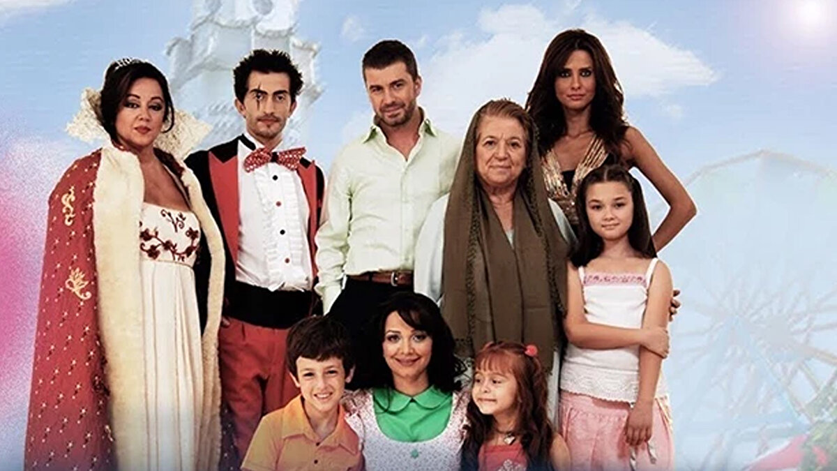 "DİZİDEN ATTIRIRSAM NE OLUR?"<br><br>Keskinci, o dönemde Akın’ın kendisine ve setteki bazı isimlere baskı yaptığını, hatta "Senin annenle baban boşanıyor ya... Bir de ben seni bu diziden attırırsam ne olur? Sokakta mı kalırsınız?" ifadelerini kullandığını iddia etmişti.