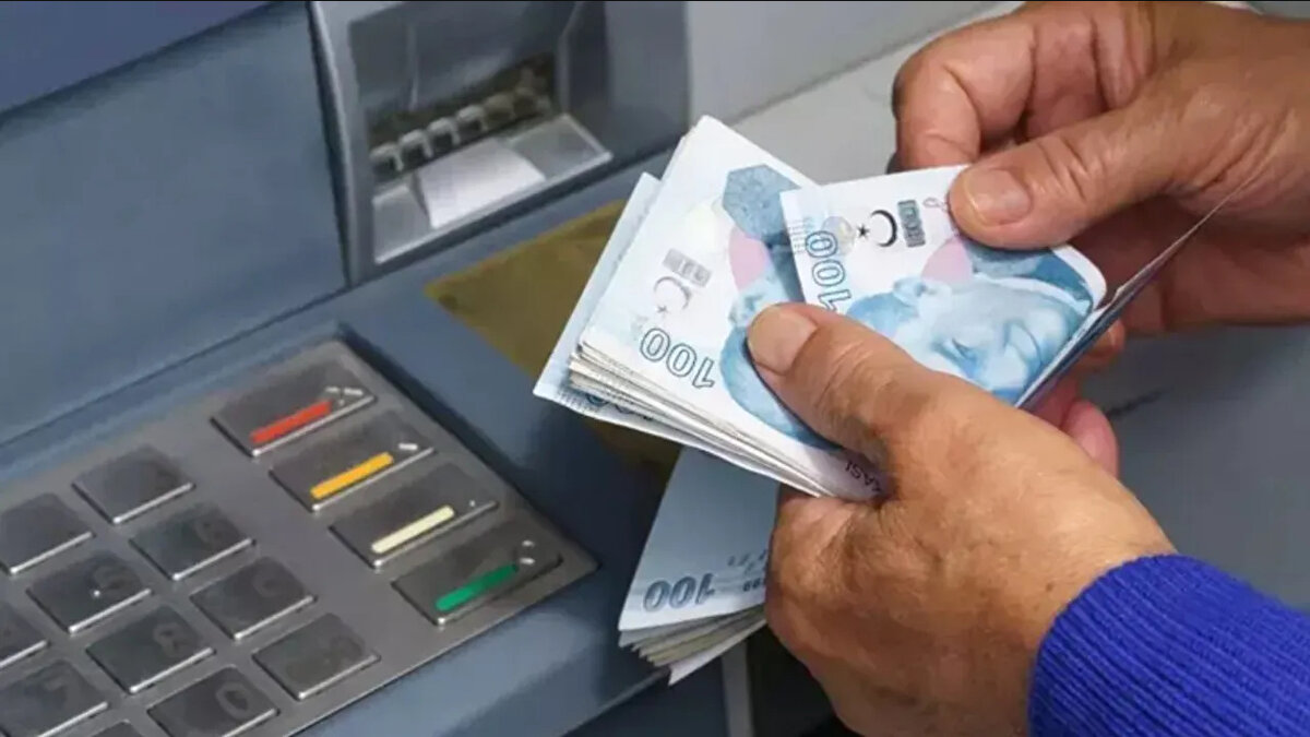Bazı ATM’ler işlem sırasında “ek ücret yansıtılacaktır” şeklinde bir bildirim gösteriyor ve kullanıcı onay verdiğinde kesinti gerçekleşiyor.