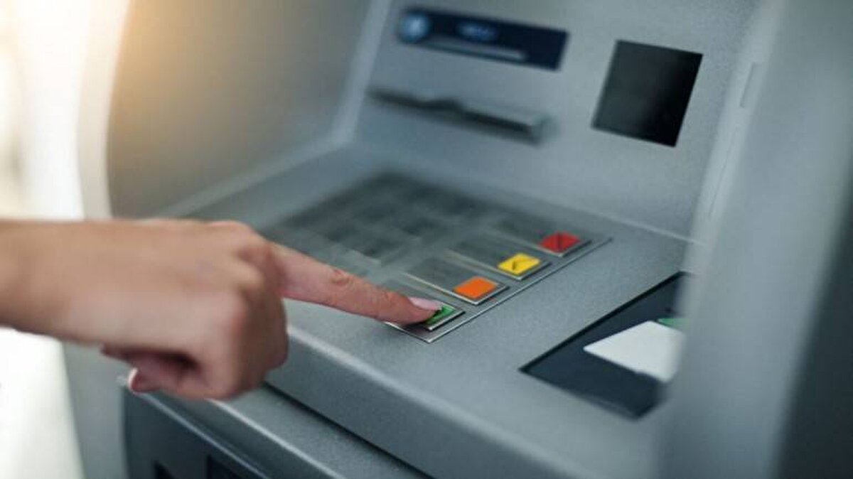 Farklı banka ATM’si kullanılacaksa ekranda görünen ücret uyarıları dikkatle incelenmeli; işlem bedeli kabul edilmiyorsa işlem onaylanmadan iptal edilebiliyor.