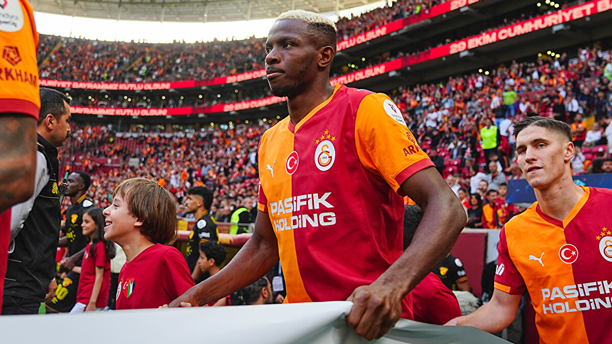 <br>“DERBİDE KADRODA OLACAK”<br><br>Sarı-kırmızılı futbolculara dair değerlendirmelerde bulunan Ersin Düzen, taraftarlara müjdeyi verdi. Now Spor’da konuşan Ersin Düzen, "Benim aldığım bilgilere göre Osimhen, Yunus Akgün ve Lemina derbide kadroda olacak" dedi.