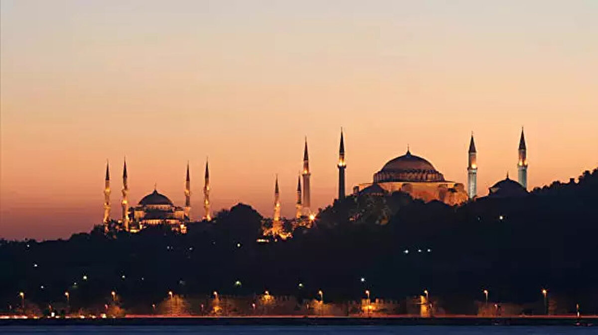 Îsâr; içinde yaşadığımız toplumun, hatta bütün insanların iyiliğe ve hayra ulaşması için kimi zaman malımızdan, kimi zaman rahatımızdan vazgeçmektir. Kimi zaman yanı başımızdaki komşularımızın, kimi zaman akrabalarımızın, kimi zaman da Gazze’deki mazlum kardeşlerimizin yanında olmak, maddi ve manevi desteğimizi onlardan esirgememektir. Yeri geldiğinde ise din, vatan ve mukaddesat uğruna canımızı feda etmektir.<br><br>"SİZDEN BİR KARŞILIK BEKLEMİYORUZ"<br>Kıymetli Müslümanlar! Bizler, fedakârlığın en güzel örneklerini Peygamber Efendimiz (s.a.s) ve güzide ashabından öğrendik. Onlar, başlarına gelen bütün zorluklara göğüs germişler, insanların gönüllerinin İslam’a ısınmaları için var güçleriyle çalışmışlar, onlar için Cenâb-ı Hakk’a daima dua etmişlerdir.<br><br>“Onlar, yiyeceklerini yoksula, yetime ve esire seve seve ikram ederler. Ve şöyle derler: Biz size Allah için ikram ediyoruz; sizden ne bir karşılık ne de bir teşekkür bekliyoruz” ayet-i kerimesinin yaşayan örnekleri olmuşlardır.