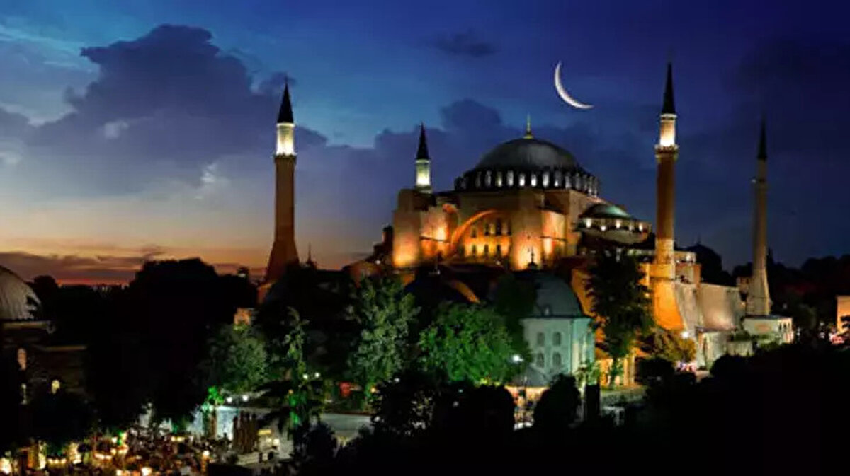 BU HAFTAKİ (28 KASIM) CUMA HUTBESİ KONUSU NEDİR?<br><br>Diyanet İşleri Başkanlığı tarafından hazırlanan 28 Kasım 2025 tarihli Cuma hutbesinin konusu "FEDAKÂRLIĞIN ZİRVESİ: ÎSÂR" olarak belirlenmiştir.<br><br>Hutbede; İslam'ın temel gayelerinden birinin sevgi ve kardeşlik toplumu inşa etmek olduğu vurgulanırken, kişinin kendi ihtiyacı olsa dahi kardeşini kendine tercih etmesi anlamına gelen "Îsâr" kavramı işlenmektedir. Hutbede ayrıca Gazze'deki mazlumlar, engelli vatandaşlar ve komşuluk ilişkileri üzerinden fedakarlık örnekleri verilmektedir.