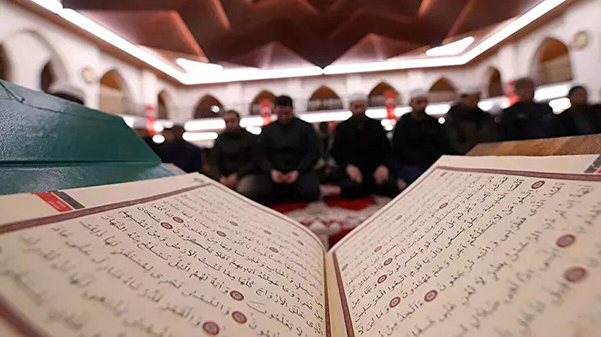 İslam alemi için haftanın en önemli ibadetlerinden biri olan Cuma namazı öncesinde, Diyanet İşleri Başkanlığı Din Hizmetleri Genel Müdürlüğü haftalık hutbe metnini yayınladı. 28 Kasım 2025 tarihli hutbede, toplumsal dayanışma, bencillikten arınma ve başkalarını düşünme (Îsâr) kavramları ön plana çıkıyor.