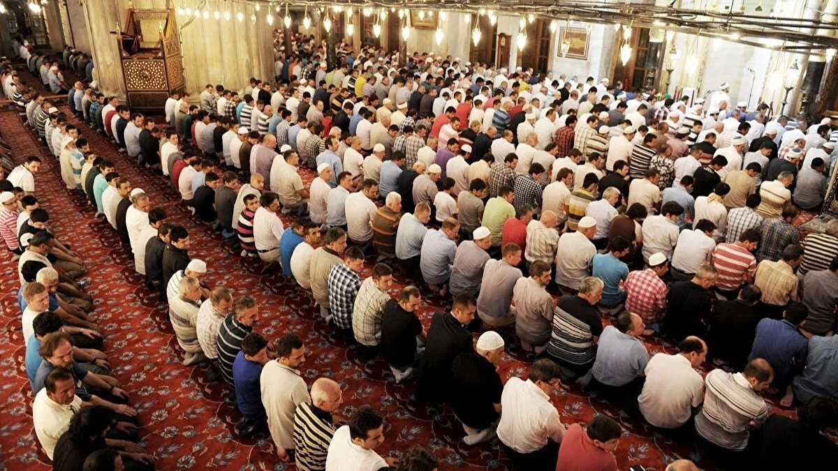 Değerli Müminler! Sevgili Peygamberimiz (s.a.s) bir hadis-i şeriflerinde, “Kendiniz için istediğinizi mümin kardeşiniz için de istemedikçe gerçek anlamda iman etmiş olamazsınız” buyurmaktadır.<br><br>Hal böyleyken, bugün basit gibi görünen ancak îsâr ahlakımızla çözebileceğimiz nice davranışlara şahit olmaktayız. Bir yandan birbirine ikram için yarışan insanların öte yandan trafikte yol vermemesi, hatta bunun için tartışması, ambulans ve itfaiye araçlarının geçişini engellemesi, emniyet şeridini ihlal etmesi, engellilere ayrılan park yerlerine araçlarını park etmesi ne kadar da ibretlik bir durumdur.
