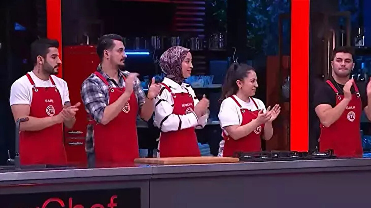 MasterChef dokunulmazlığı hangi takım kazandı?<br><br>Haftanın üçüncü dokunulmazlık oyununda mutfakta büyük bir rekabet yaşandı. Kritik gecede dokunulmazlığı kazanan takım kırmızı takım oldu. Bu sonuçla mavi takım bireysel dokunulmazlık ve eleme adayı belirleme aşamasına geçti.